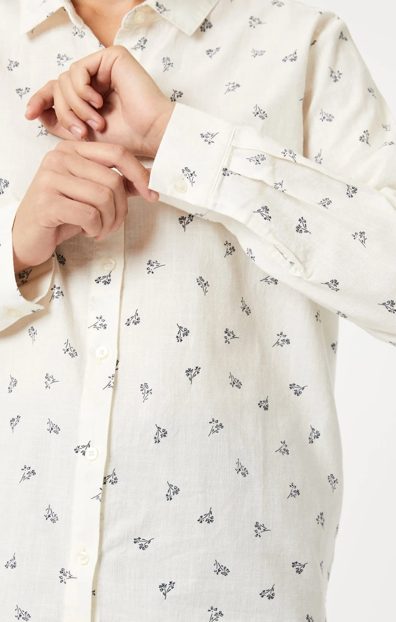 BUTTON-UP LONG SLEEVE SHIRT IN SIMPLE FLOWER PRINT